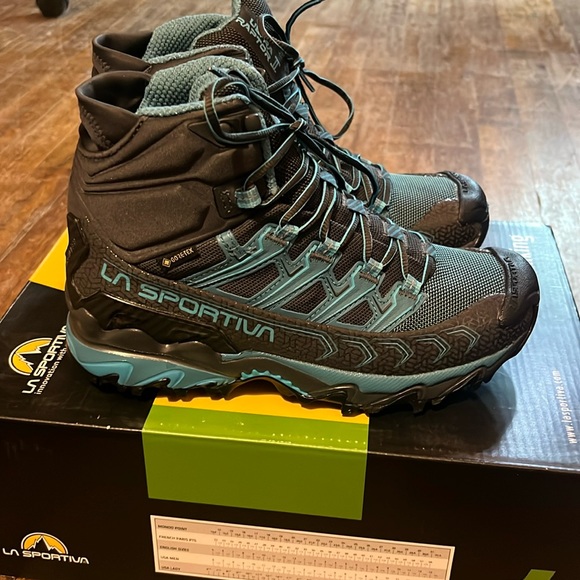La Sportiva Ultra Raptor II Mid  Gore Tex Trail shoe womens 6.5 Carbon/topaz NWT - Picture 2 of 8